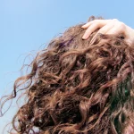 Jak wydobyć skręt włosów w codziennej pielęgnacji? 3 sprawdzone metody mycia włosów kręconych