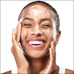 Czy mycie twarzy raz dziennie wystarczy? – Poradnik Kosmetologa