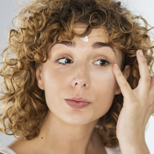 Pielęgnacja skóry wokół oczu – jak dbać o tak delikatną skórę?