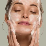Oczyszczanie skóry twarzy – wszystko, co musisz wiedzieć o prawidłowym myciu