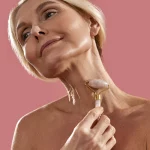 Zmarszczki na szyi i dekolcie – jak dbać o skórę szyi?