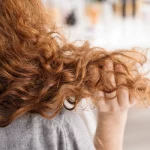 Puszące się włosy — co robić? Sposoby na wygładzenie włosów
