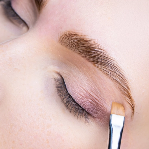 Jak dbać o brwi po laminacji?