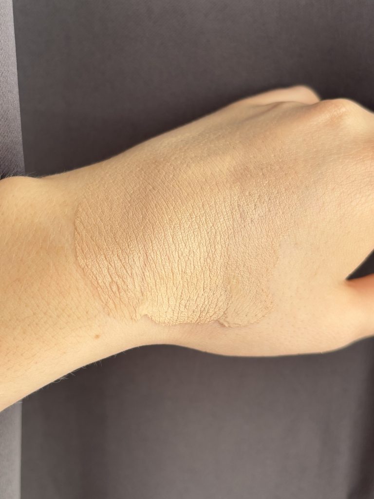 3 BB-kremy na dłoni, porównanie kolorów