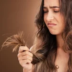 Rozdwojone końcówki włosów – skąd się biorą i czy można im zapobiec?
