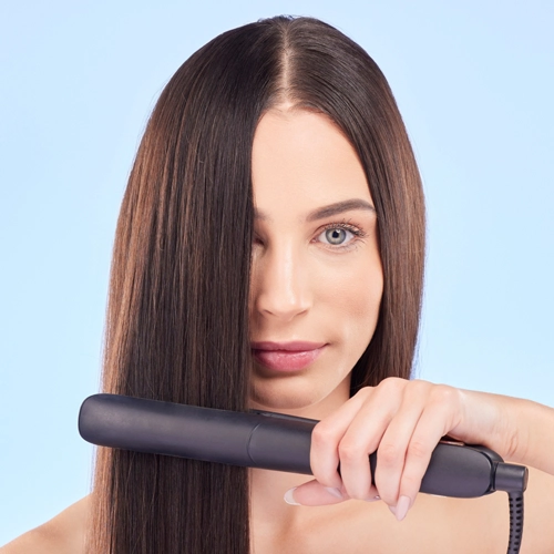 Prostowanie włosów bez szkody – jak robić to dobrze i bezpiecznie