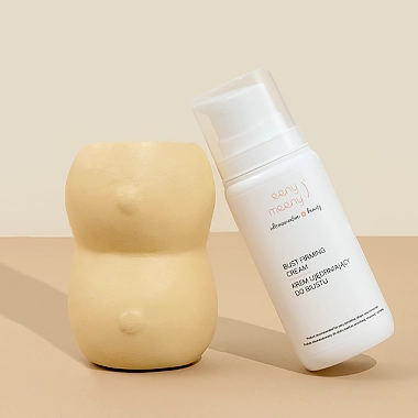 Pielęgnacja biustu w domu - jak powinna wyglądać? Najlepsze kosmetyki do biustu i dekoltu