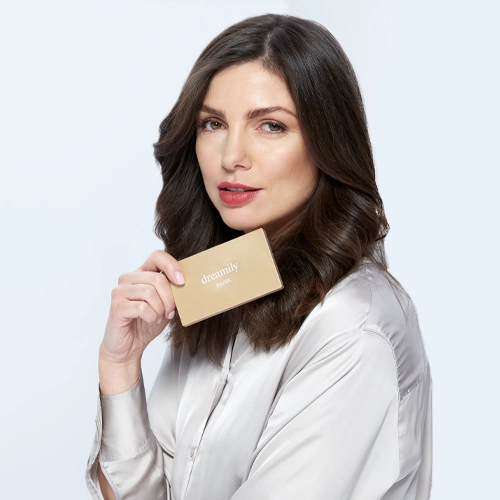 Jakich kosmetyków użyć do makijażu walentynkowego? Zobacz propozycję od wizażystki Agi Jędrej i aktorki Karoliny Gorczycy!