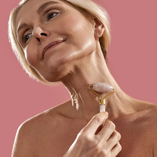 Zmarszczki na szyi i dekolcie - jak dbać o skórę szyi?