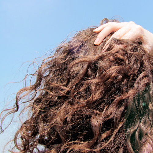 Jak wydobyć skręt włosów w codziennej pielęgnacji? 3 sprawdzone metody mycia włosów kręconych