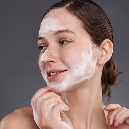 Oczyszczanie cery wrażliwej: traktuj ją delikatnie!